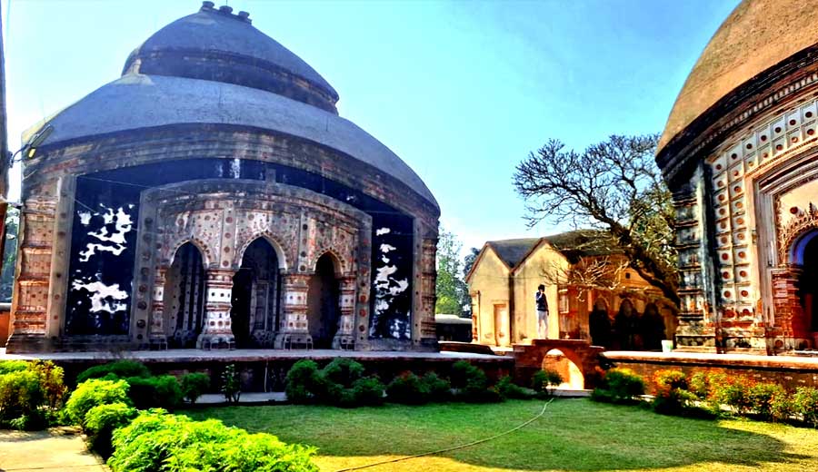 কৃষ্ণন্দ্রের মন্দির (বাঁ পাশে), একটু দূরে দেখা যাচ্ছে জোড়বাংলা স্থাপত্যের নিতাই গৌরের মন্দিরটিও।