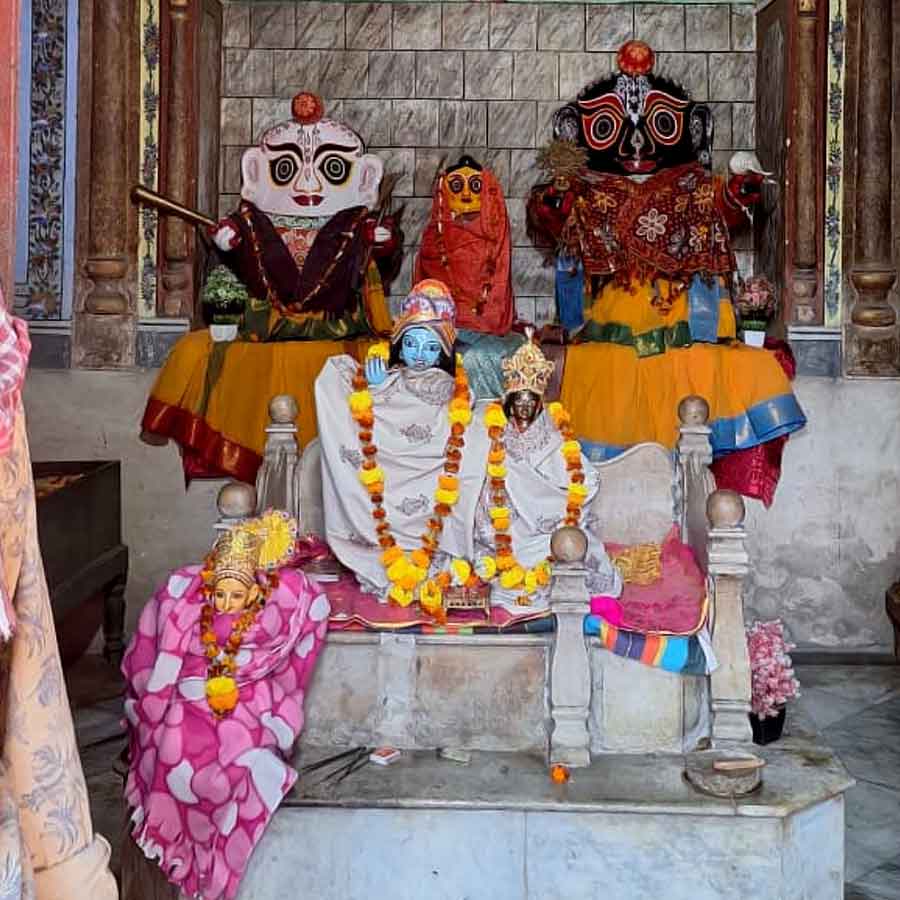 সামলে রাধিকার সঙ্গে বৃন্দাবনচন্দ্র। নেপথ্যে জগন্নাথ-বলরাম ও সুভদ্রা। যাঁদের হাত আছে। 