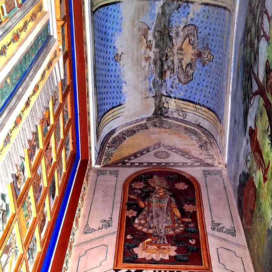 গথিক নির্মাণের আদল, ঘড়ি, ভিক্টোরিয়ান নকশা ফুটিয়ে তোলা হয়েছে। রয়েছে চিনের ড্রাগনের আদলের হাঙড়ের নকশা আবার সরস্বতীর পটচিত্রও। 