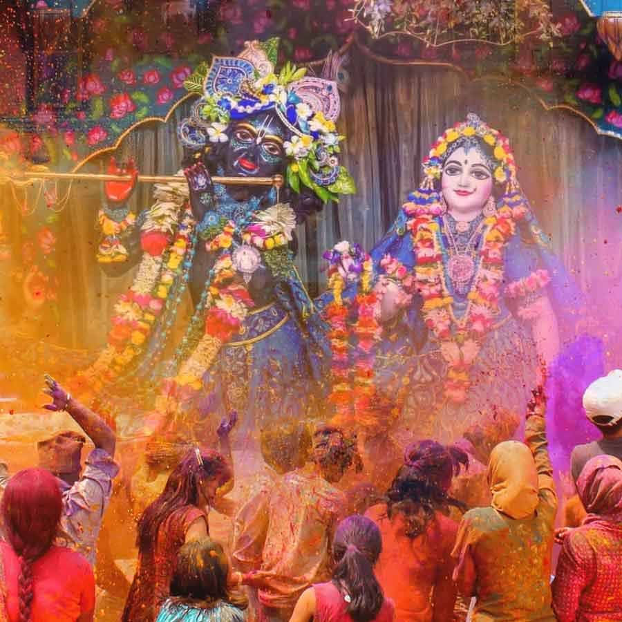 রঙের উৎসব উদ্‌যাপনে  চলুন  এমন  জনপদে যেখানে রয়েছে ঐতিহ্য, আছেন রাধাকৃষ্ণও।