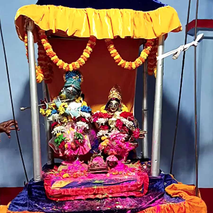 শান্তিপুরে আছে মন্দির, রয়েছে বিগ্রহ বাড়ি। সেখানে রাধাকৃষ্ণের পুজো হয়।