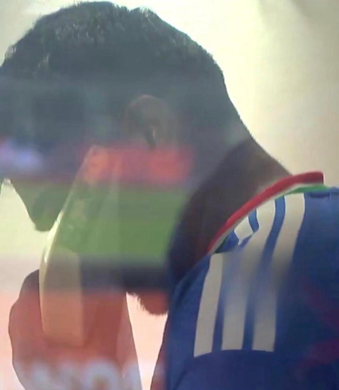 ইডেনের সাজঘরে ব্যাটে চুম্বন সঞ্জু স্যামসনের।