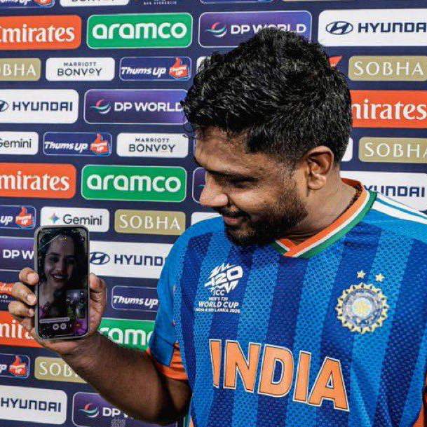 খেলা শেষ হওয়ার পর স্ত্রীকে ভিডিয়ো কল সঞ্জু স্যামসনের।