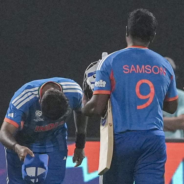 সঞ্জু স্যামসনকে কুর্নিশ অধিনায়ক সূর্যকুমার যাদবের।
