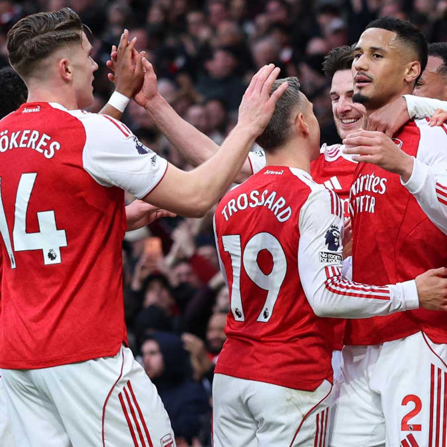 উল্লাস: গোলের পরে উইলিয়ামকে (২) অভিনন্দন সতীর্থদের।