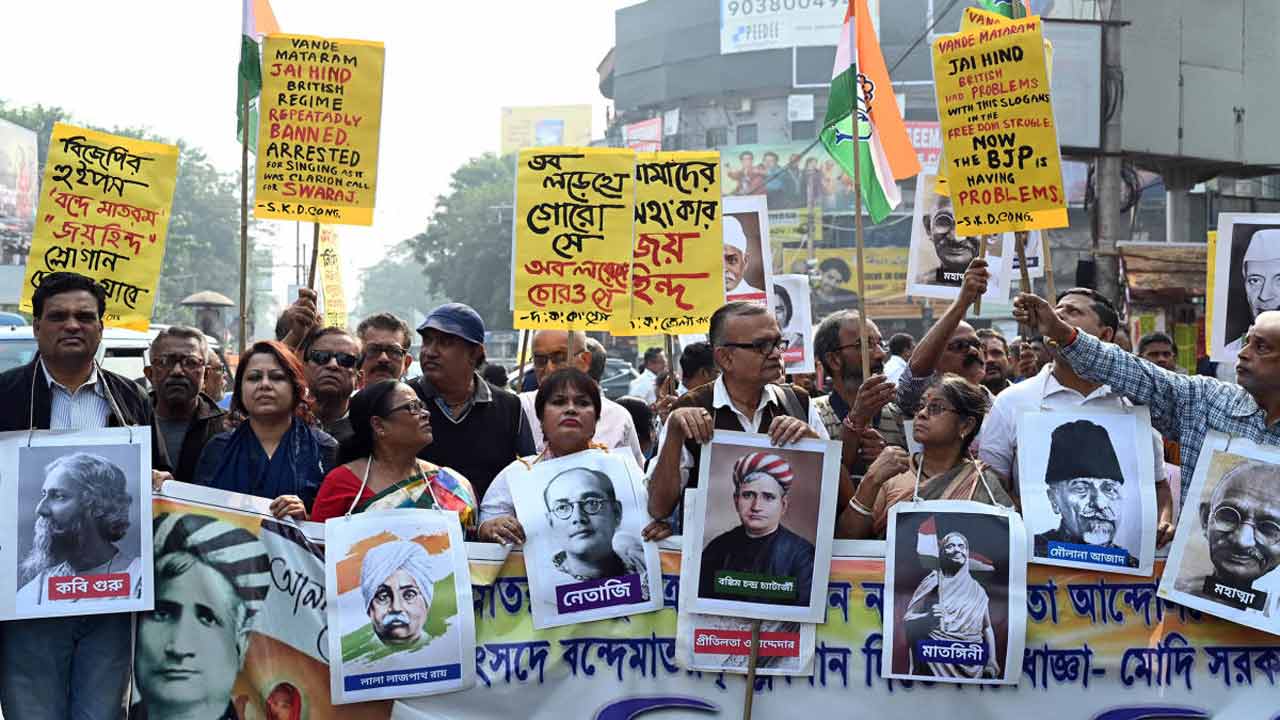 গান-রাজনীতি: জাতীয় সংসদে ‘বন্দে মাতরম্’ বিতর্ক চলার সময় কলকাতার রাজপথে কংগ্রেসের মিছিল, ৮ ডিসেম্বর, ২০২৫।