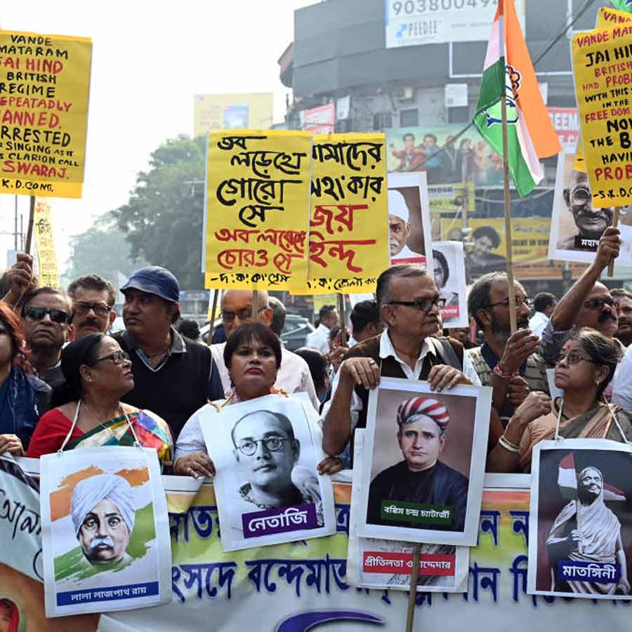 গান-রাজনীতি: জাতীয় সংসদে ‘বন্দে মাতরম্’ বিতর্ক চলার সময় কলকাতার রাজপথে কংগ্রেসের মিছিল, ৮ ডিসেম্বর, ২০২৫।