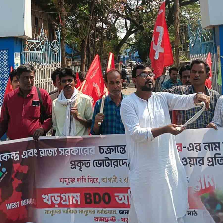 খড়গ্রামে এসআইআর নিয়ে প্রতিবাদ কর্মসূচিতে সিপিএমের যুব নেতা ধ্রুবজ্যোতি সাহা।