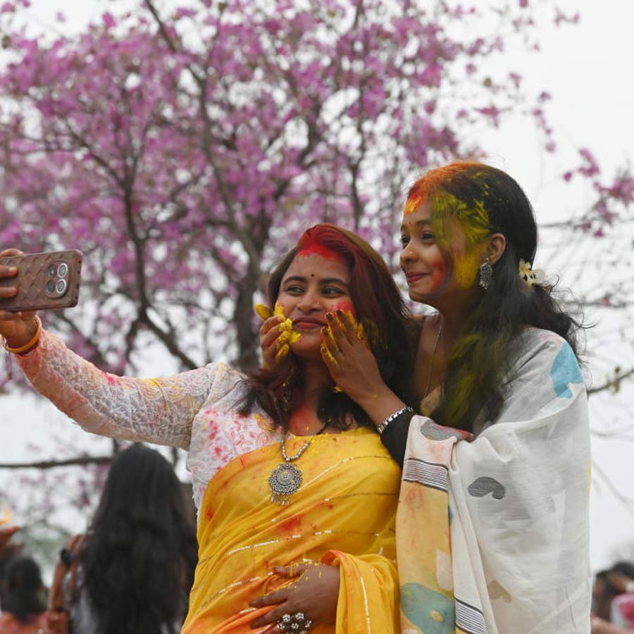 বসন্ত উৎসবে চলছে আবির খেলা। রবিবার, ময়দানে।