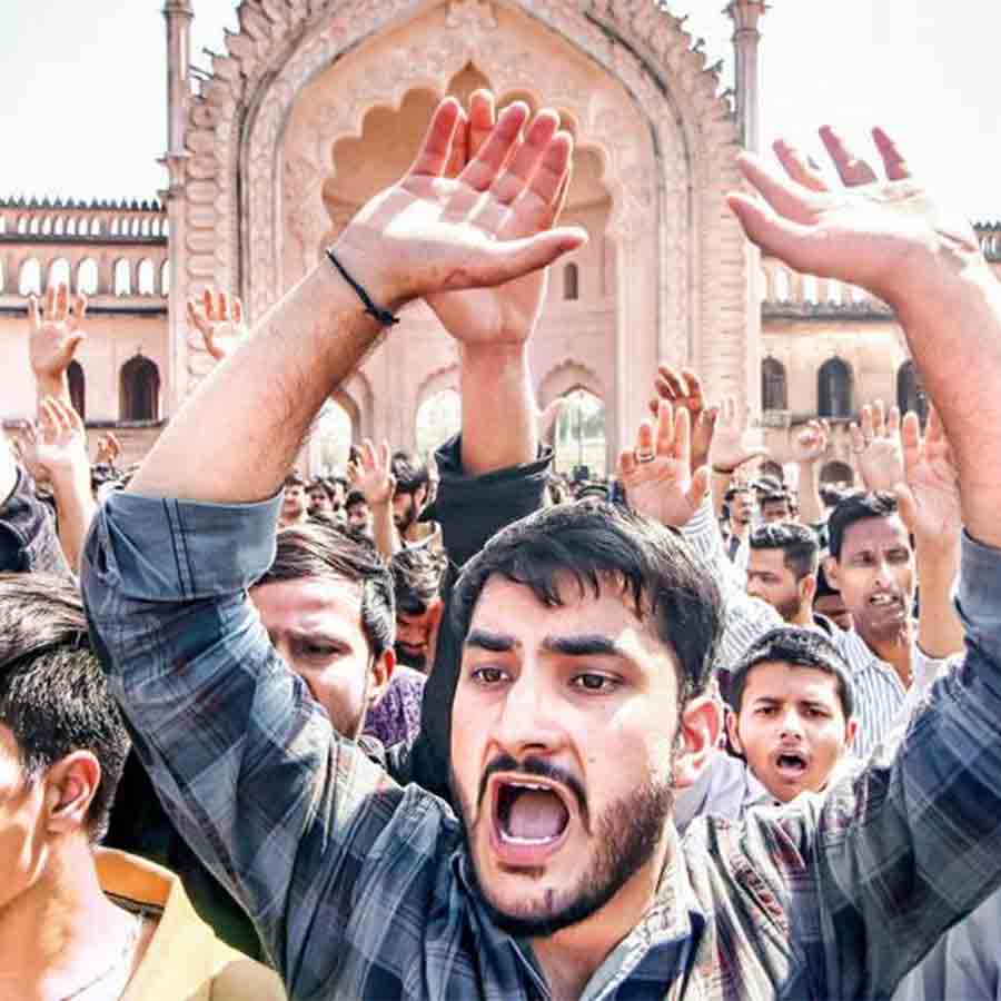 খামেনেই-হত্যার প্রতিবাদ লখনউয়ে। রবিবার।