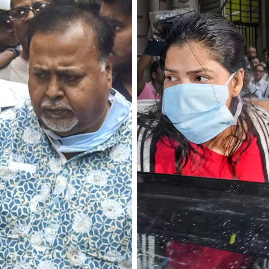 (বাঁ দিকে) পার্থ চট্টোপাধ্যায় এবং অর্পিতা মুখোপাধ্যায় (ডান দিকে)।