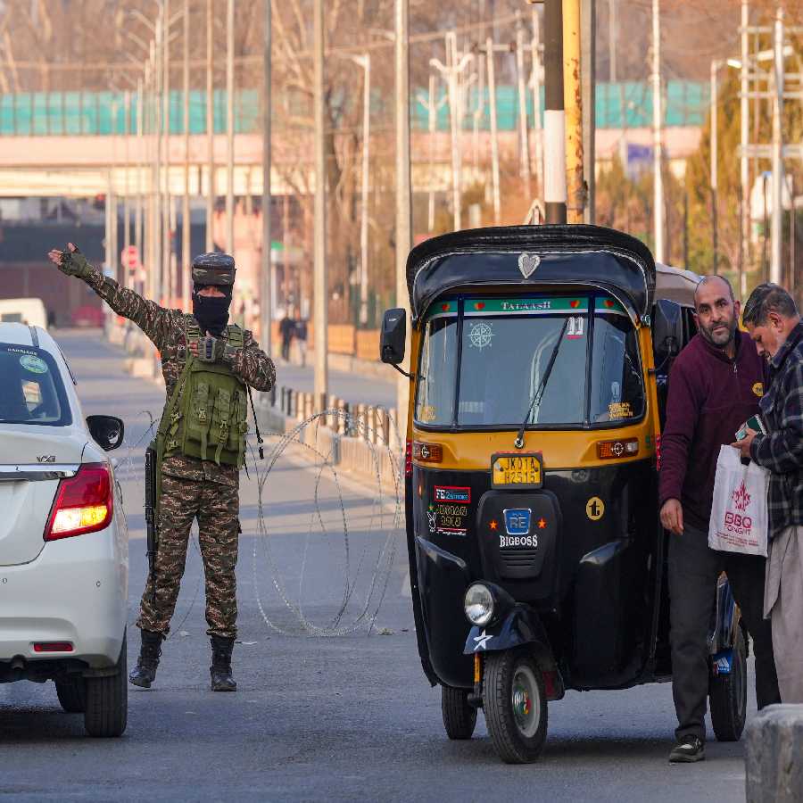 খামেনেই হত্যার প্রতিবাদে কাশ্মীর জুড়েও ব্যাপক বিক্ষোভ শুরু হয়েছে। ব্যাপক বিক্ষোভ এবং বন্‌ধের পরিপ্রেক্ষিতে কর্তৃপক্ষের তরফে শ্রীনগরে ইন্টারনেট পরিষেবা বন্ধ করা হয়েছে। বিক্ষোভের আবহে দু’দিনের জন্য সমস্ত স্কুল এবং কলেজ বন্ধের ঘোষণাও করেছে সরকার।