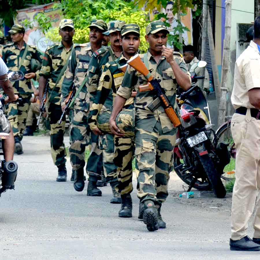 রাস্তায় কেন্দ্রীয় বাহিনীর টহল।