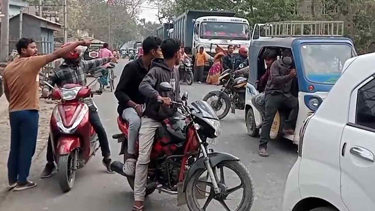 মুর্শিদাবাদে সড়ক অবরোধের জেরে সোমবার সকালে যানজট।