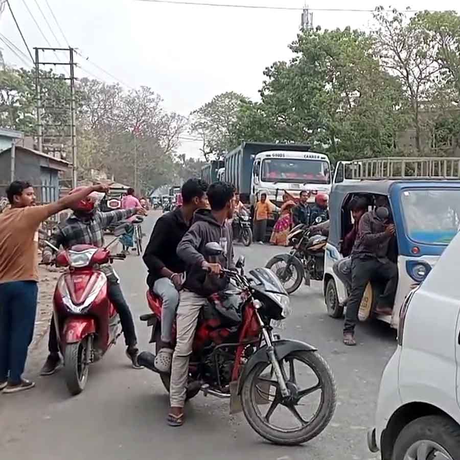 মুর্শিদাবাদে সড়ক অবরোধের জেরে সোমবার সকালে যানজট।
