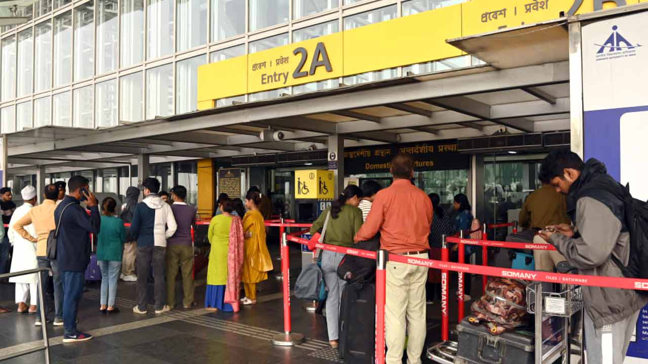 দমদম বিমানবন্দরের বাইরে যাত্রীরা।