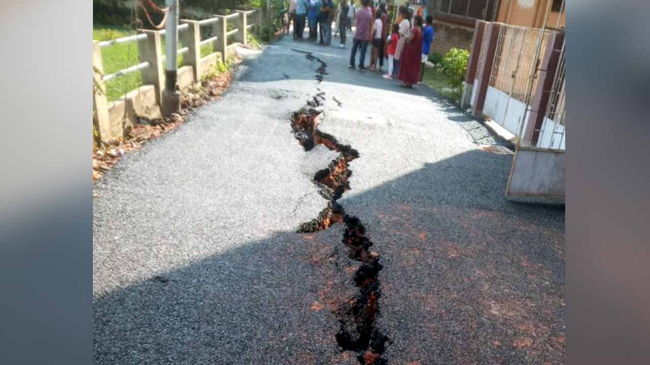 শুক্রবারের ভূমিকম্পে ফাটল ধরেছে বেহালা পর্ণশ্রীর সাগর মান্না রোডে।