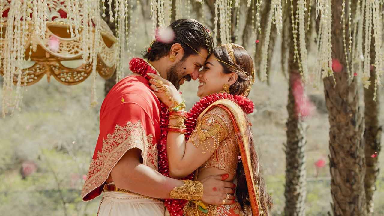 বিজয়-রশ্মিকার ঘোষণায় আশার আলো দেখছেন অনুরাগীরা!