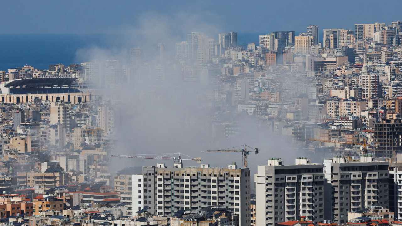 ইজ়রায়েল ও হিজ়বুল্লার সংঘাতে লেবাননের রাজধানী বেইরুটে হামলা।