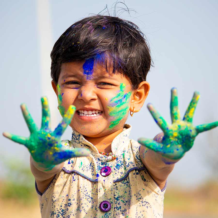 ছোট সদস্যের জন্য রং বানান বাড়িতেই।