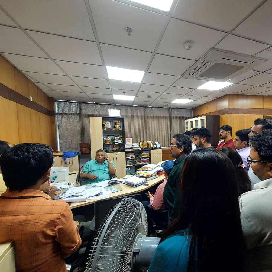 রেজিস্ট্রারের সঙ্গে আলোচনায় শিক্ষকেরা  ।