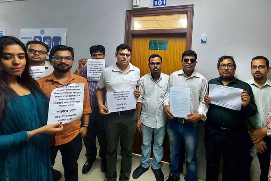 রেজিস্ট্রারে ঘরের বাইরেও বিক্ষোভ। 