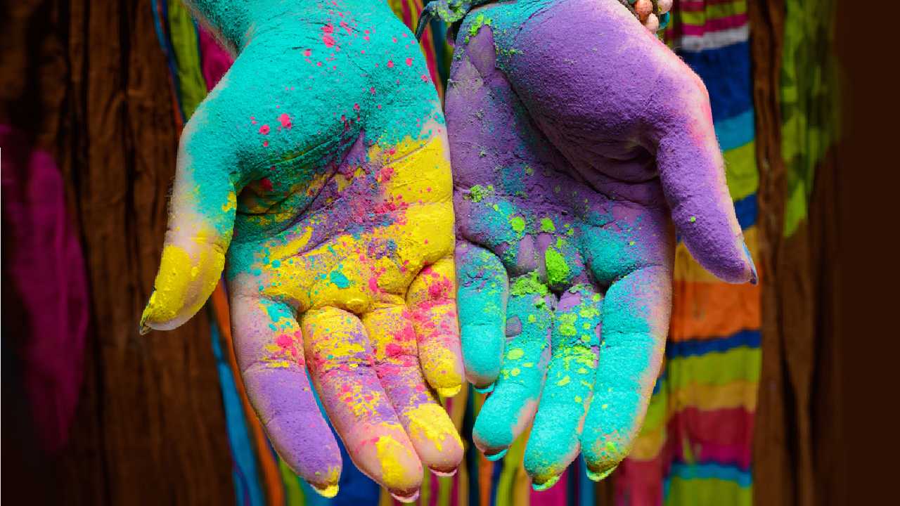 দোলের দিনে নখ থাকুক যত্নে।