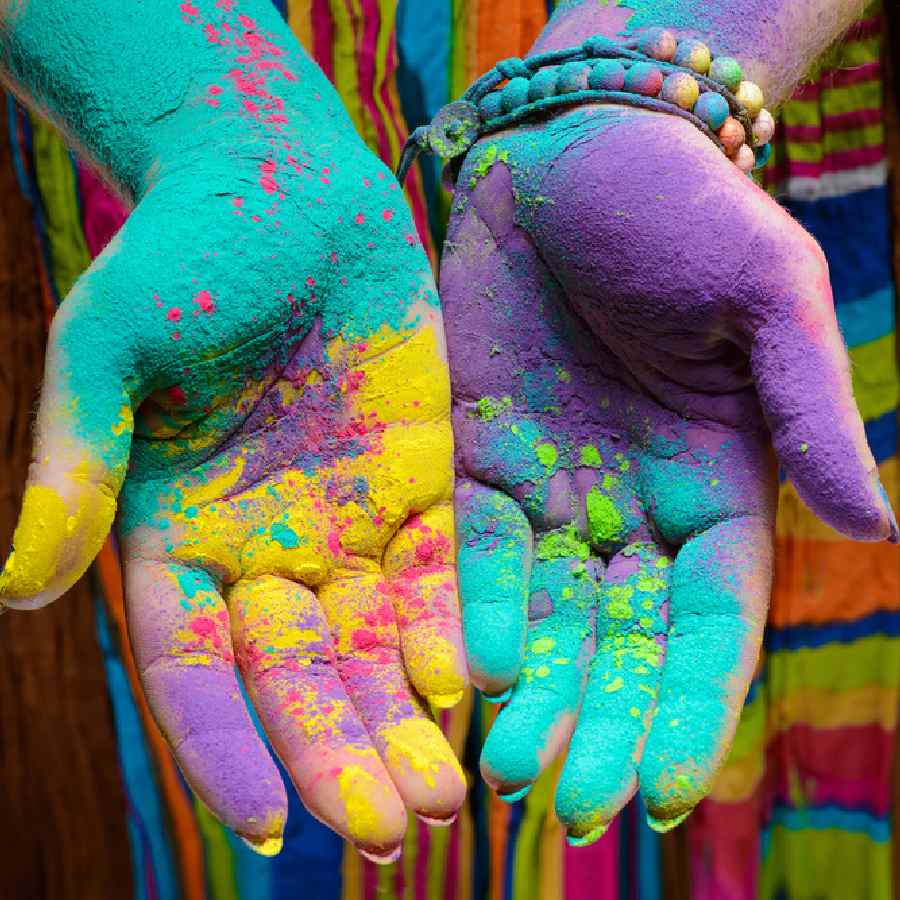 দোলের দিনে নখ থাকুক যত্নে।