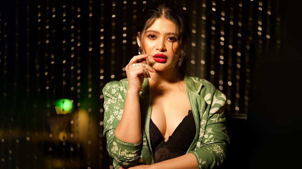 এনা কি চিন্তিত?