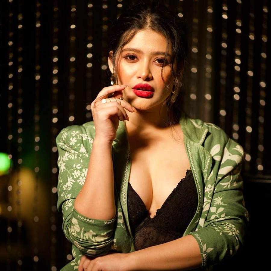 এনা কি চিন্তিত?