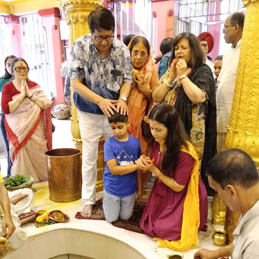 পুজো দিয়ে ব্যস্ত কোয়েল মল্লিক। 