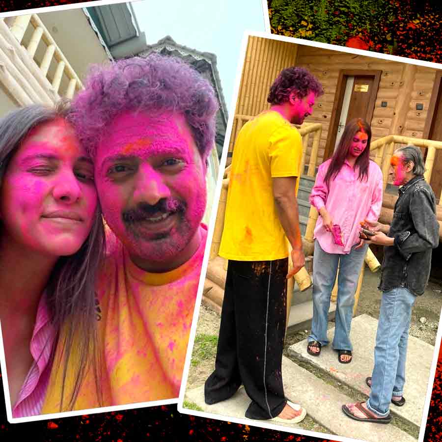 আবিরে মাখামাখি দেব-রুক্মিণী, সঙ্গে শুভাশিস মুখোপাধ্যায়।