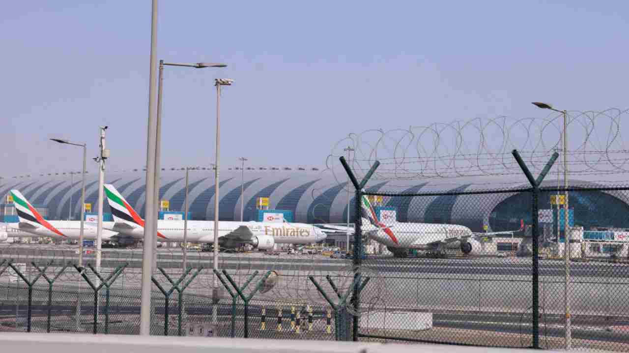 দুবাই বিমানবন্দরে দাঁড়িয়ে একের পর এক বিমান।