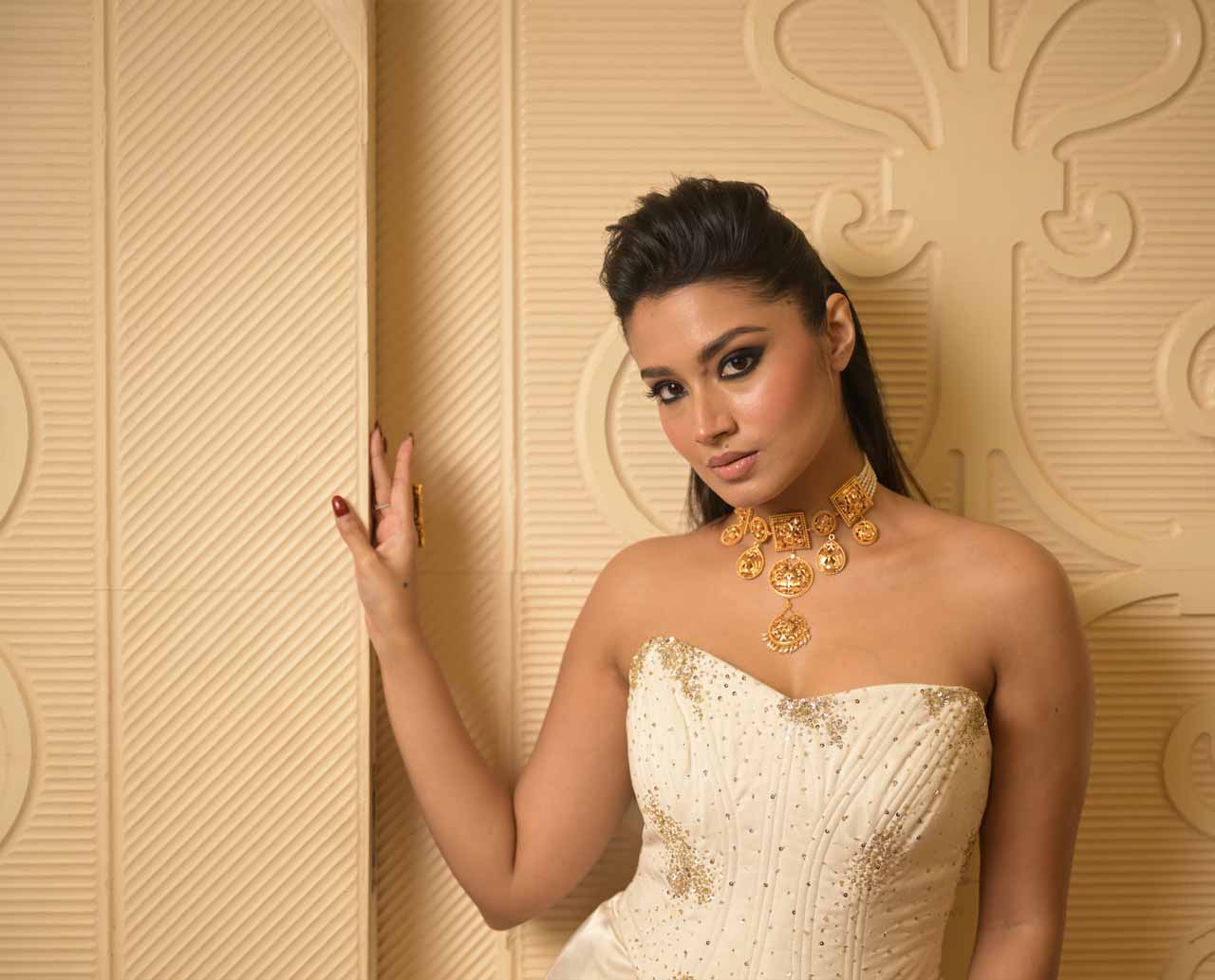 ছিমছাম, পরিপাটি সাজ, অথচ পার্টির আমেজের জন্য উপযুক্ত। ফুরফুরে আবহাওয়ায় দোলের পার্টিতে নজর কাড়বেন এমনই সাজে। এ সময়ে পোশাকের অতিরিক্ত স্তরের প্রয়োজন নেই, আবার ভারী কাপড়ও পরা যায় অনায়াসে। তাসনিয়ার জন্য তাই এমন পোশাকই বেছে নেওয়া হয়েছে। তাসনিয়ার কথায়, ‘‘বসন্ত আসা মানেই মনে রাখতে হবে, কিছু দিনের মধ্যে আমাদের জীবনটা গরমে অতিষ্ট হয়ে উঠবে। ফলে তার আগে যতটা সম্ভব আনন্দ করে নেওয়া উচিত।’’ সাজের ক্ষেত্রেও প্রযোজ্য হতে পারে অভিনেত্রীর এই ভাবনা।