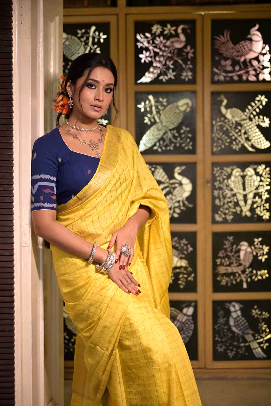 পার্টির সাজ তো হল, কিন্তু বসন্তের গতেবাঁধা সাজ থেকে বঞ্চিত হবেন কেন? নিজের দেশেও বসন্তে বাসন্তির রঙে সেজে ওঠেন তিনি। হালকা সুতির বা তাঁতের শাড়িই পরেন। এ পার বাংলাতেও তো সেই সাজই বসন্তের চেনা সাজ। তাই একেবারে বসন্তের সাবেকি, গতানুগতিক, বাঙালি সাজে হাজির হলেন তাসনিয়া।