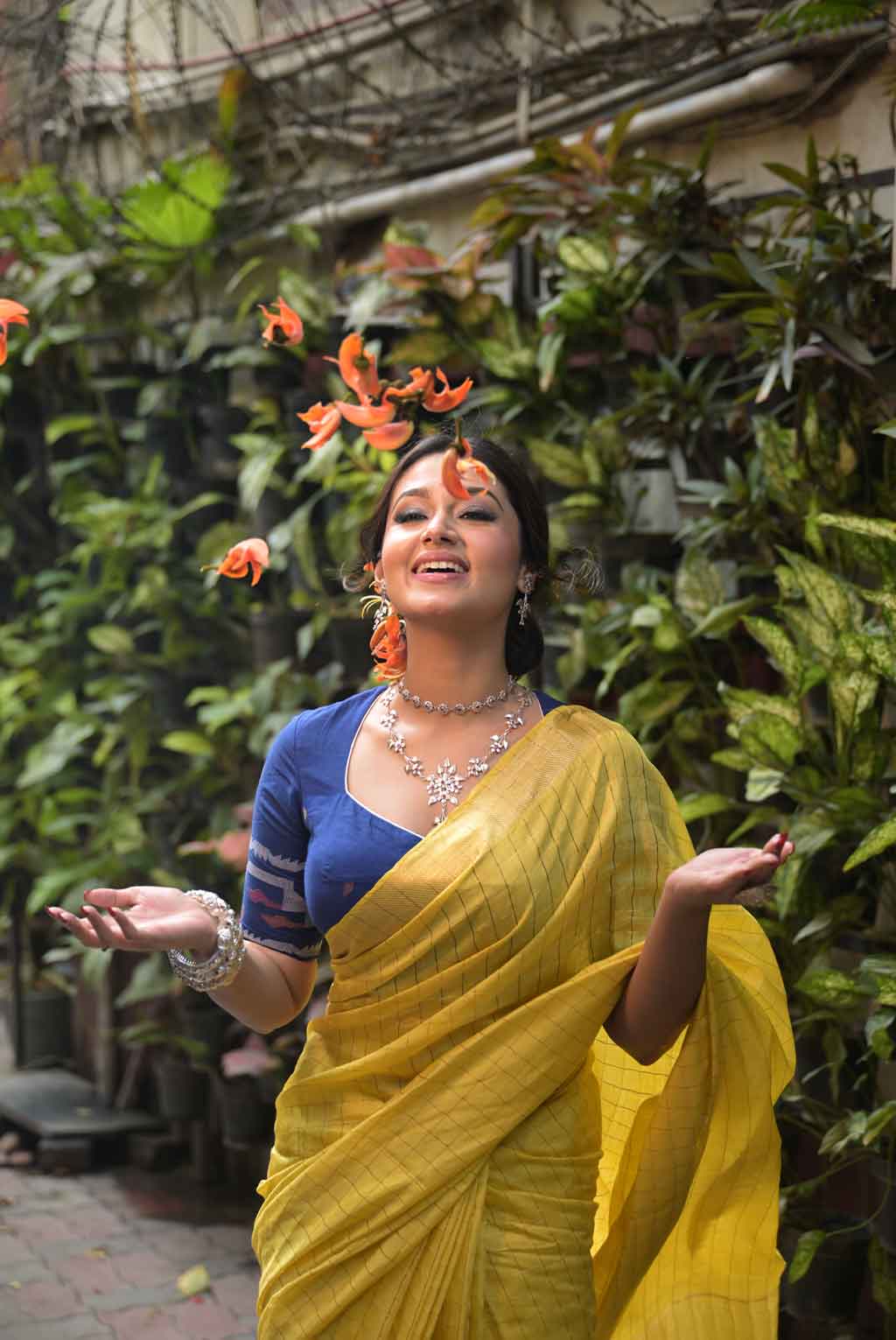 বসন্তোৎসব খুব পছন্দ তাসনিয়ার। কিন্তু রং খেলার সৌভাগ্য হয়নি কখনও। এ বার কলকাতায় এসে রং খেলা দেখবেন, সময় হলে খেলবেনও বটে। দোল নিয়ে বড় উত্তেজিত নায়িকা। কলকাতার কোথায় কোথায় দোল উৎসব হয়, তার খোঁজখবরও নিয়ে ফেলেছেন ইতিমধ্যে। চেনা উৎসবের অচেনা রূপ দেখবেন শহর ঘুরে। রং খেলা যদি না-ও হয়, ছবির সময়ে ফুলখেলাতেই খানিক শখপূরণ হল তাঁর।