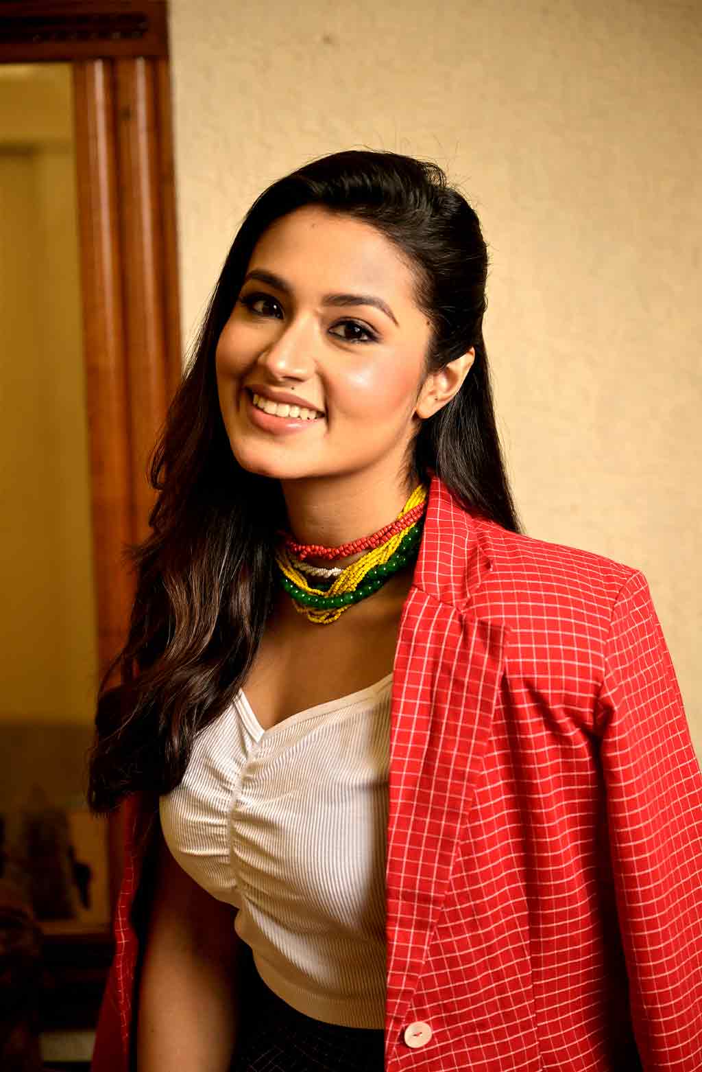 তাসনিয়াকে পরানো হল পরমা গঙ্গোপাধ্যায়ের বেগনি রঙের গামছা কাপড়ের স্কার্ট, তার উপরে সাদা ক্রপ টপ, সঙ্গে পরমা গঙ্গোপাধ্যায়েরই লাল গামছা কাপড়ের জ্যাকেট। গামছা কাপড়গুলির উপর সুতো দিয়ে কাজ করা রয়েছে। কখনও জ্যাকেট ঘাড়ের উপর এলিয়ে থাকতে পারে, দরকারে আবার পরেও নিতে পারেন। তাসনিয়া যেমন ঘাড়ের উপর জ্যাকেট ফেলে রেখে দিলেন। একঢাল চুল ঘাড়ের এক পাশে এলিয়ে রাখলেন। সব মিলিয়ে যেন এক স্বস্তির ছাপ তাঁর সাজ জুড়ে।