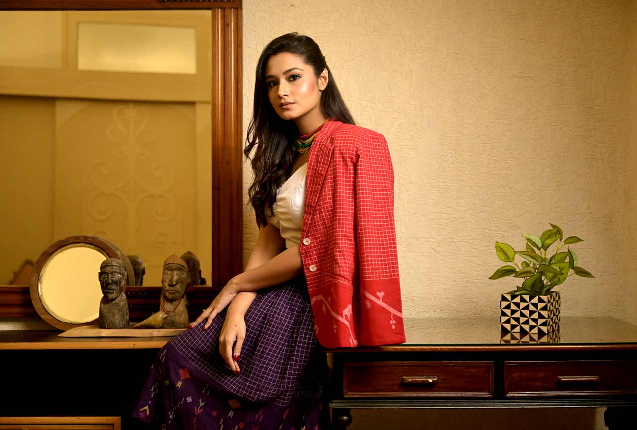 বসন্তের হাওয়ার সঙ্গে মানানসই সাজ। সাজে আরও খানিক রং যোগ করতে চারটি ভিন্ন রঙের পুঁতির মালা ও চোকার করে পরানো হয়েছে তাসনিয়াকে। নায়িকার ঠোঁটের উপরের তিল এবং তাঁর গালভরা হাসি সমস্ত সাজেই ভিন্ন ভিন্ন ভূমিকায় অবতীর্ণ হচ্ছে যেন।