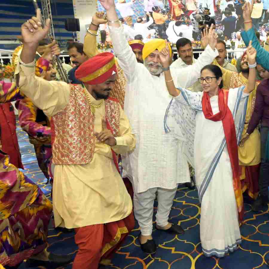 ভাংড়া নাচলেন মুখ্যমন্ত্রী মমতা বন্দ্যোপাধ্যায়।