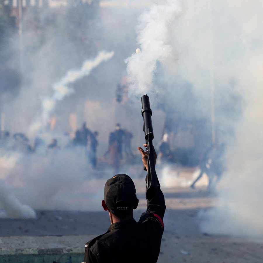 করাচিতে আমেরিকার দূতাবাসের সামনে বিক্ষোভকারীদের ছত্রভঙ্গ করতে কাঁদানে গ্যাস ছোড়া হয়।