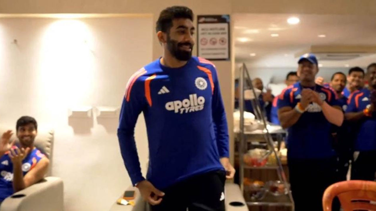 আত্মবিশ্বাসী: রবিবার ম্যাচের পরে ড্রেসিংরুমে বুমরা।