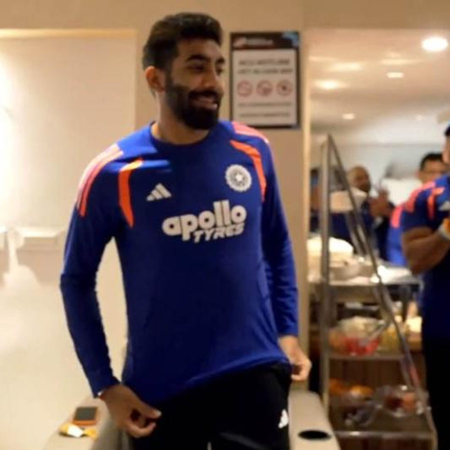 আত্মবিশ্বাসী: রবিবার ম্যাচের পরে ড্রেসিংরুমে বুমরা।