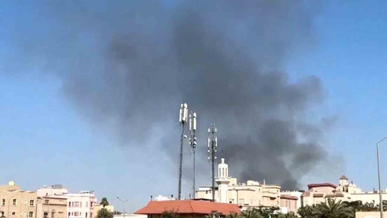 কুয়েতে আমেরিকান দূতাবাস সংলগ্ন অঞ্চলে বিস্ফোরণের পরে ধোঁয়া।