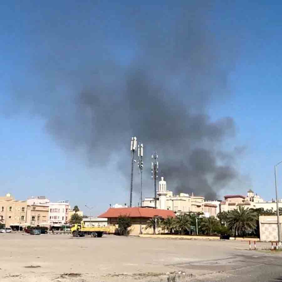 কুয়েতে আমেরিকান দূতাবাস সংলগ্ন অঞ্চলে বিস্ফোরণের পরে ধোঁয়া।