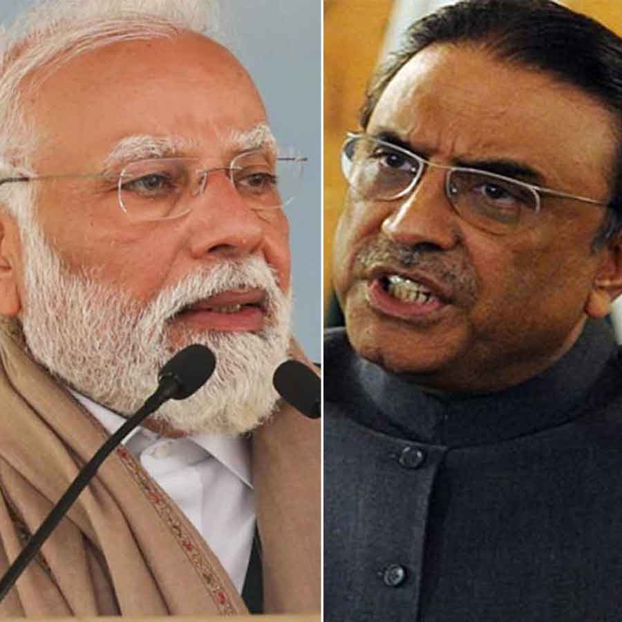(বাঁ দিকে) নরেন্দ্র মোদী এবং আসিফ আলি জ়ারদারি (ডান দিকে)।
