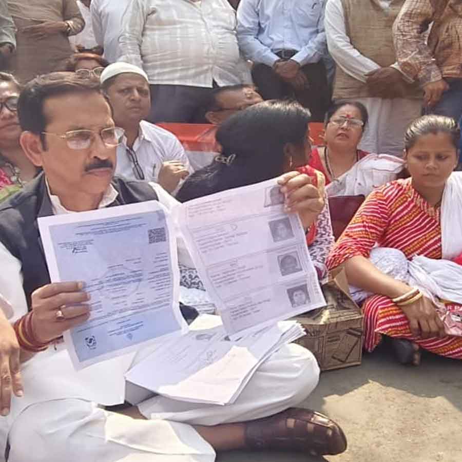 রাজ্যের মুখ্য নির্বাচনী আধিকারিকের (সিইও) দফতরের সামনে কংগ্রেসের ধর্না-বিক্ষোভ।