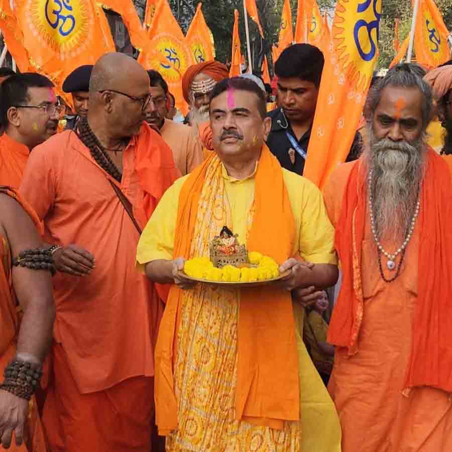 ভাবনীপুরে দোল উদ্‌যাপনে শুভেন্দু অধিকারী। নিজস্ব চিত্র।