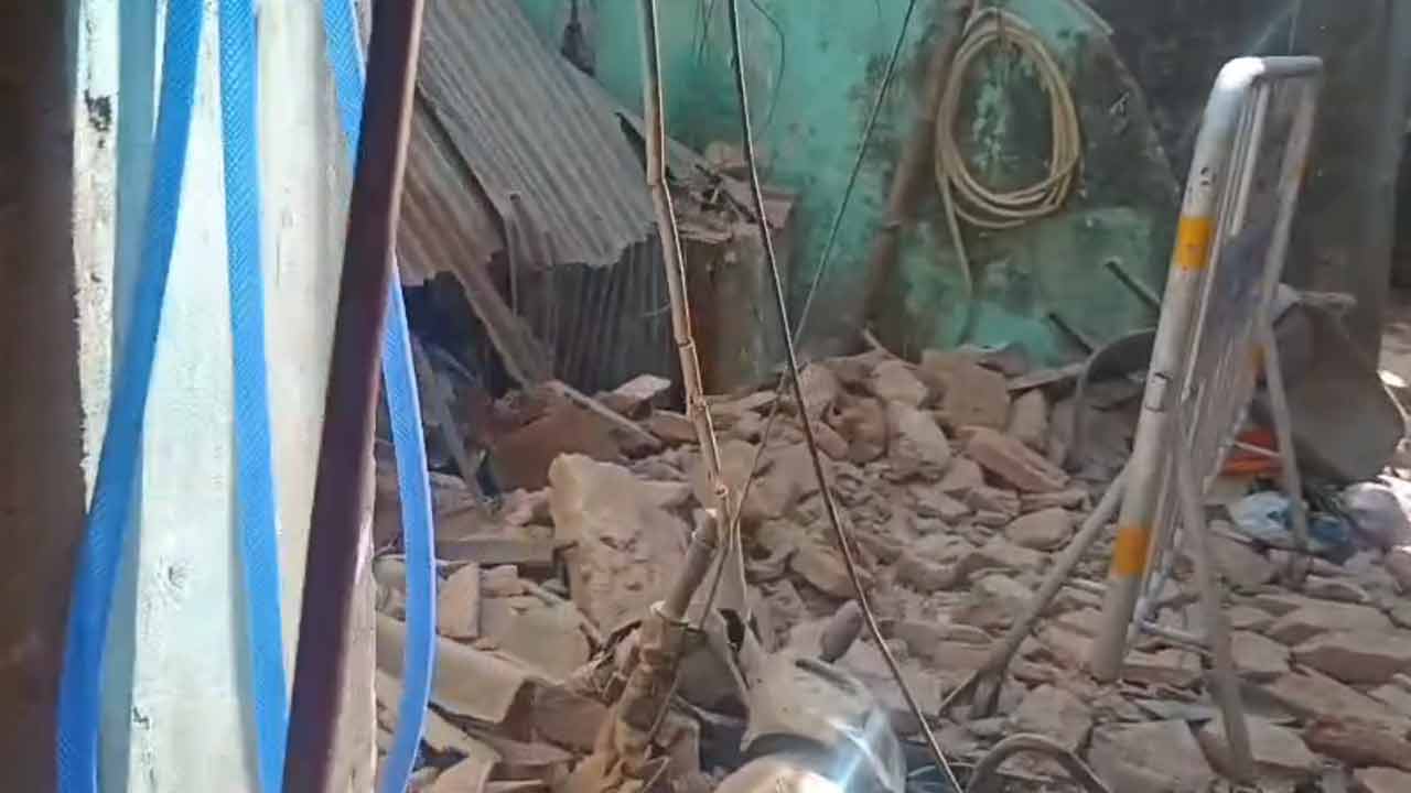 ভেঙে পড়েছে পুরনো বাড়ির ছাদের একাংশ। মঙ্গলবার সকালে পার্ক স্ট্রিটে।
