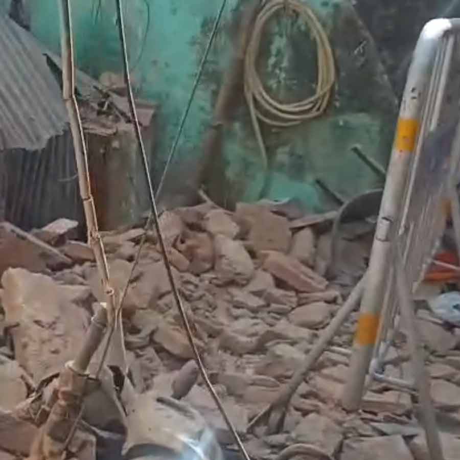 ভেঙে পড়েছে পুরনো বাড়ির ছাদের একাংশ। মঙ্গলবার সকালে পার্ক স্ট্রিটে।