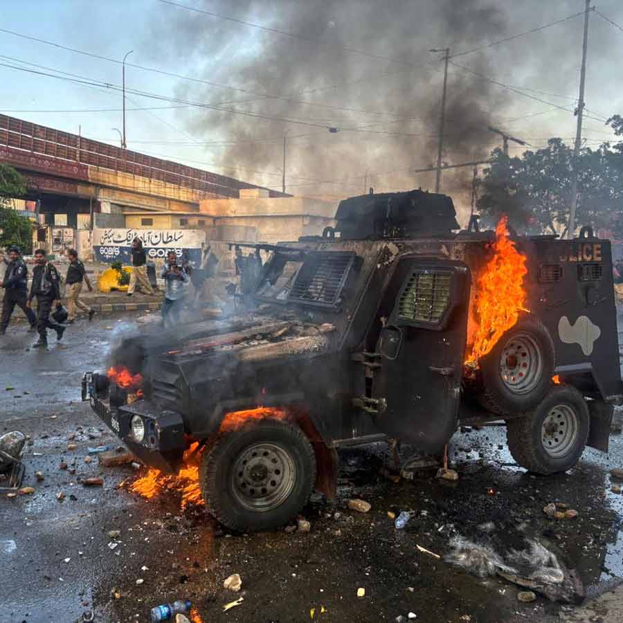 রবিবার করাচিতে বিক্ষোভ প্রদর্শন করেন এক দল জনতা।